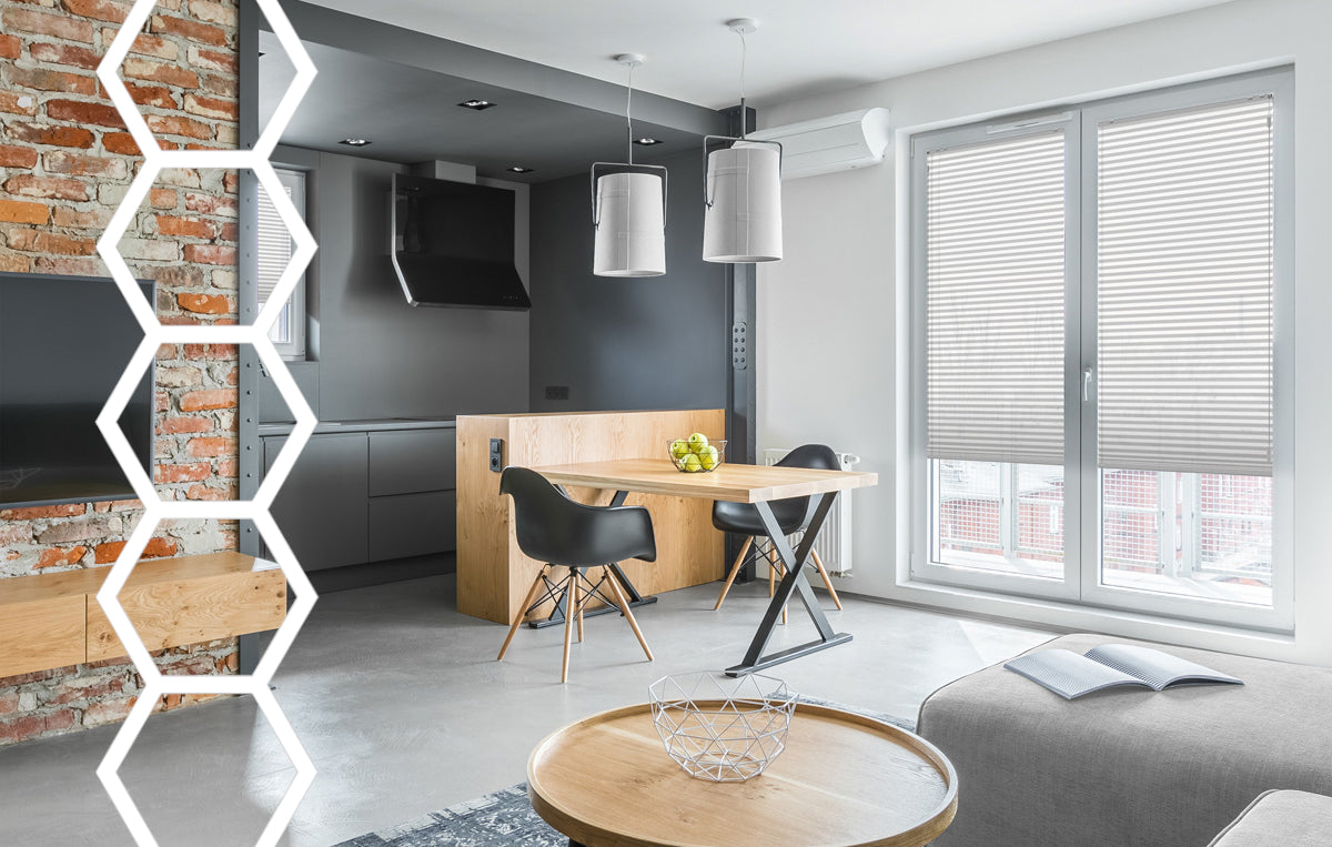 Das Bild zeigt ein Wohnzimmer mit einer doppelflügeligen Terassentür in denen farblich angepasste Plissees angebracht sind. Die Plissees können auf verschiedene Weise angebracht werden. Es gibt Klemmhalter, Klebehalter und Halter zum Schrauben. Es geht also auch ohne bohren.