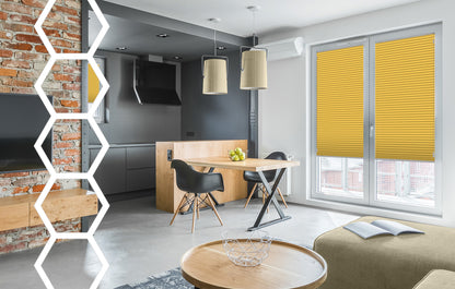 Das Bild zeigt ein Wohnzimmer mit einer doppelflügeligen Terassentür in denen farblich angepasste Plissees angebracht sind. Die Plissees können auf verschiedene Weise angebracht werden. Es gibt Klemmhalter, Klebehalter und Halter zum Schrauben. Es geht also auch ohne bohren.